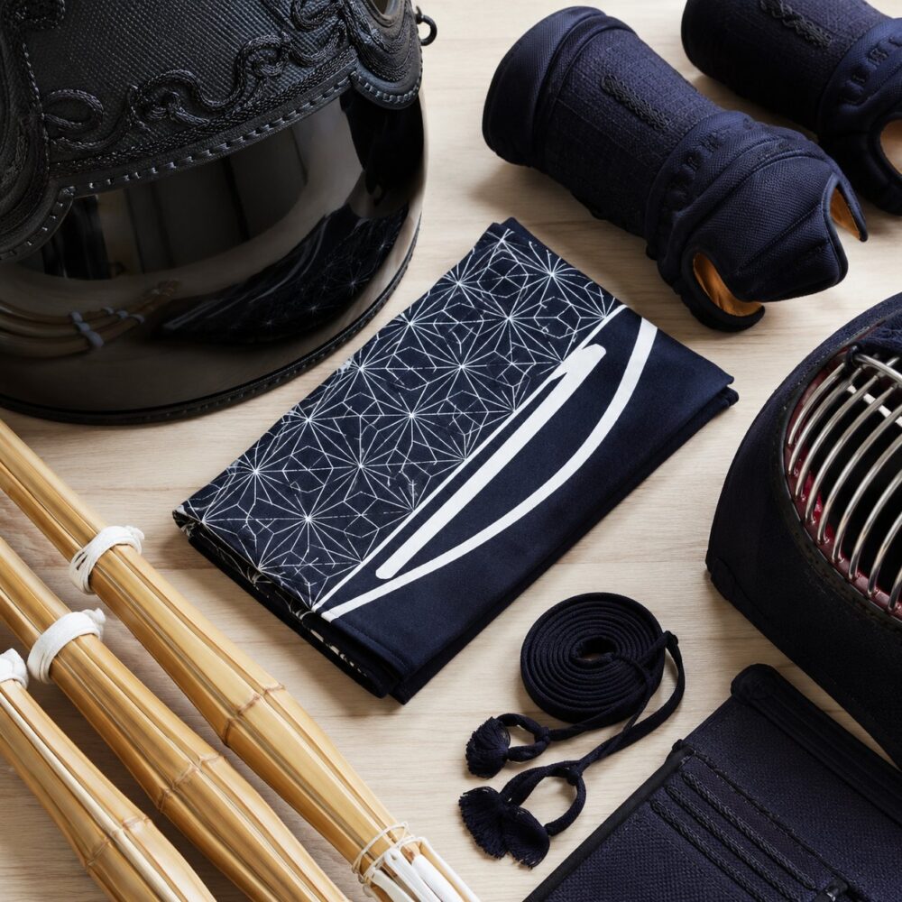 面・小手・竹刀・手ぬぐい・面紐を並べた剣道具の俯瞰